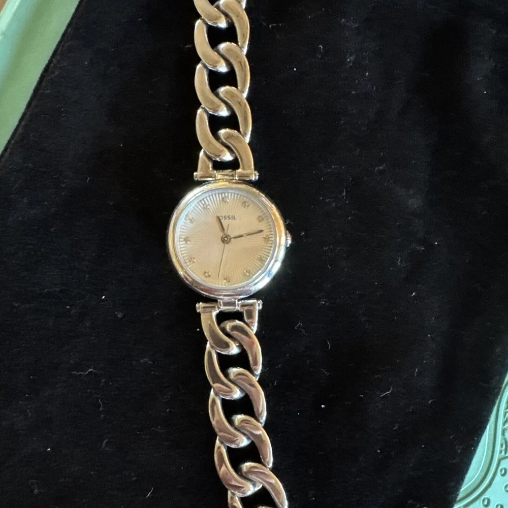 Fossil Women's ES3390 Olive Analog Display Analog Quartz Silver Watch